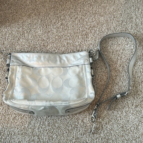 Silver Coach shoulder bag with strap included - Picture 5 of 7